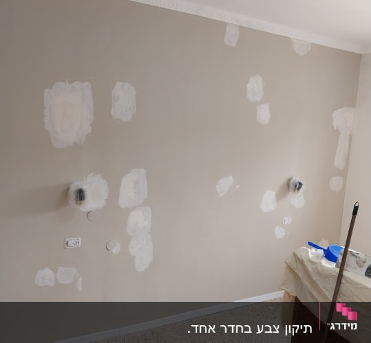 קיר עם תיקוני שפכטל לפני צביעה